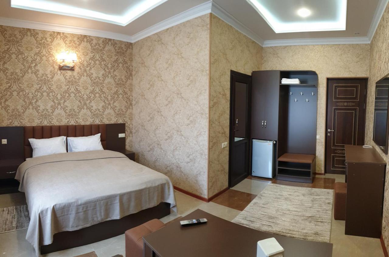 Khrchit Hotel Martuni Exterior foto